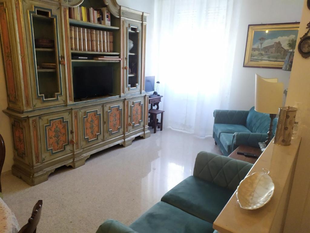 un soggiorno con divano e un centro di intrattenimento di Grande casa vicina al centro a Firenze