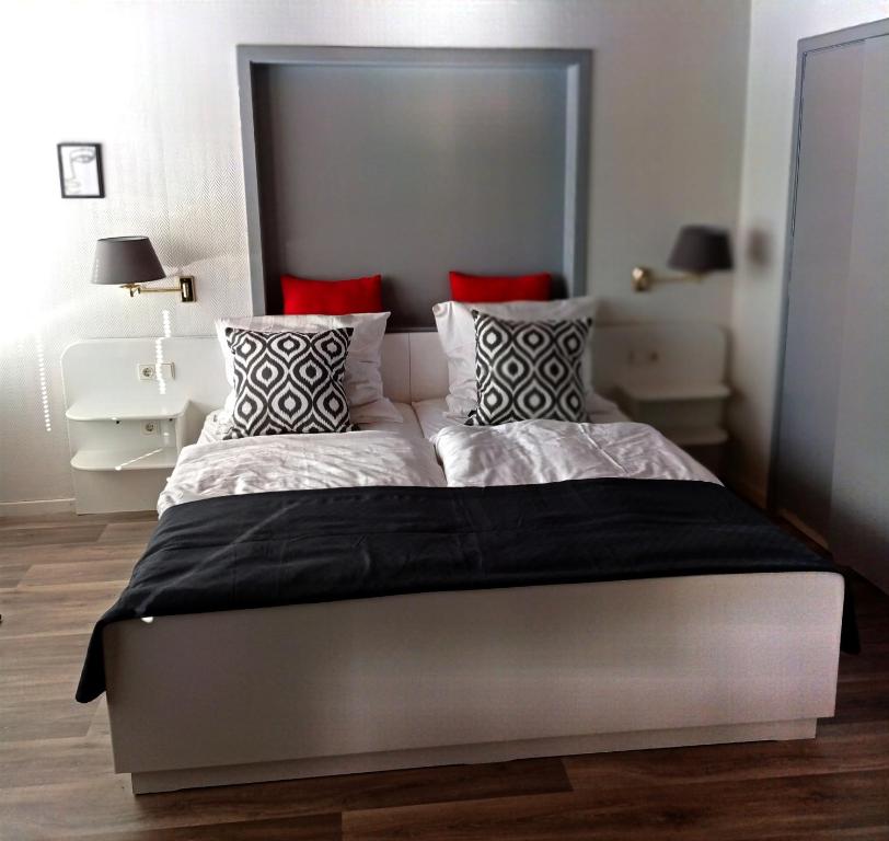 um quarto com uma cama grande e almofadas vermelhas em Sommerheide em Bad Bevensen