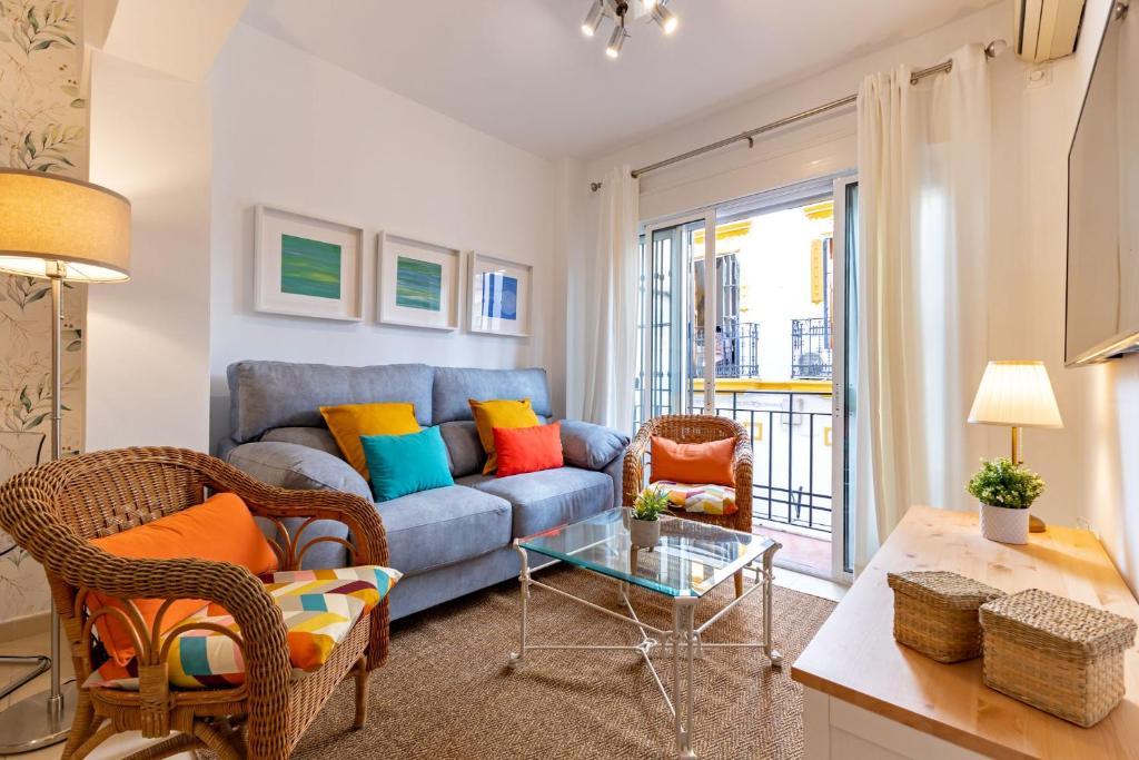 salon z kanapą i stołem w obiekcie San Vicente Apartamento, 5 pax, Centro Historico w Sewilli