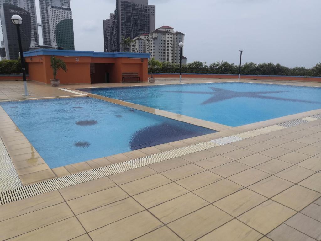 una grande piscina sul tetto di un edificio di Globallon Services Apartment, Melaka Town Hotel a Malacca