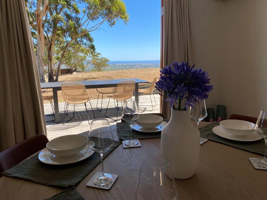 una mesa con un jarrón de flores y una mesa con vistas en Kidman's Rest, en The Range