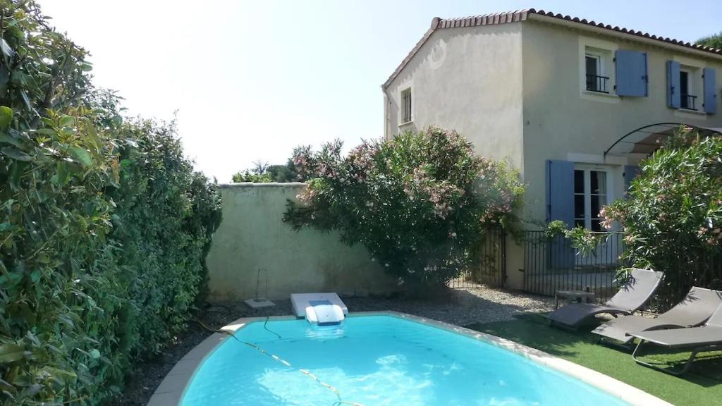 een klein zwembad voor een huis bij LA BASTIDE DES MACALO in Pont-Saint-Esprit