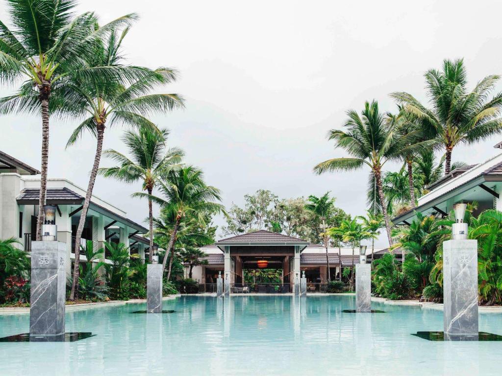 Bazén v ubytování Pullman Port Douglas Sea Temple Resort and Spa nebo v jeho okolí