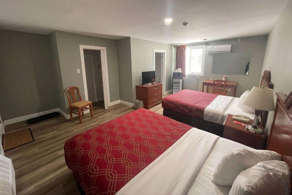 Una cama o camas en una habitación de Super 8 by Wyndham Pembroke