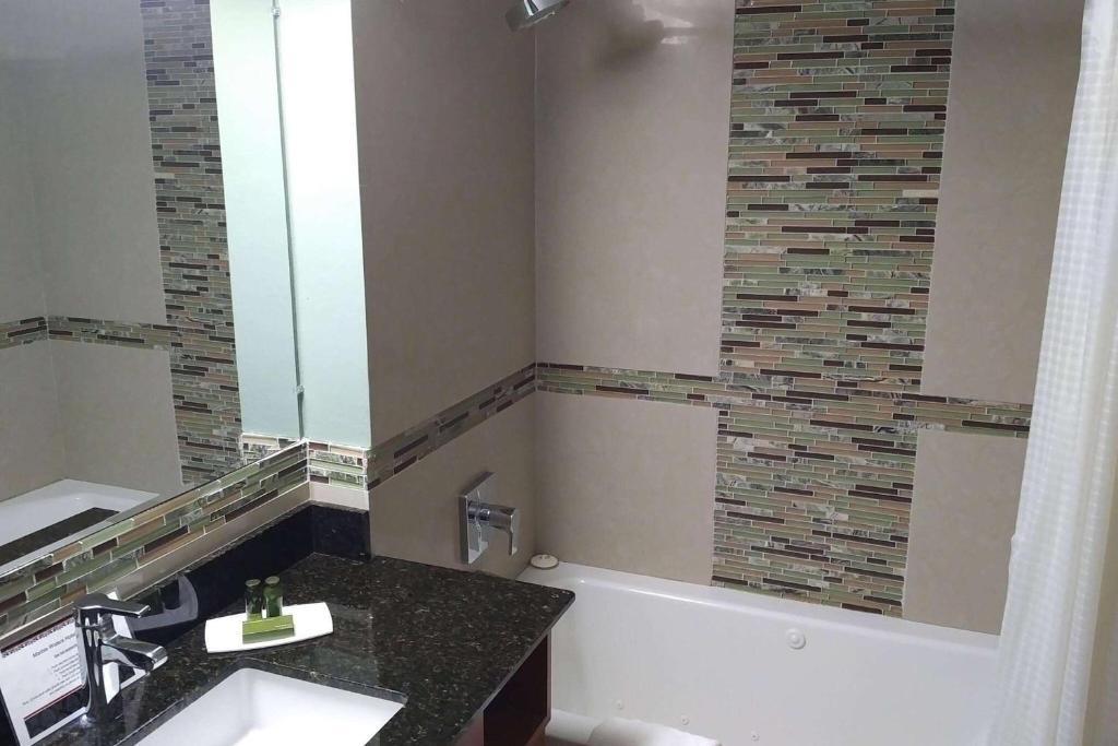 Marble Waters Hotel & Suites, Trademark by Wyndham - Deluxe King Room - Non-Smoking