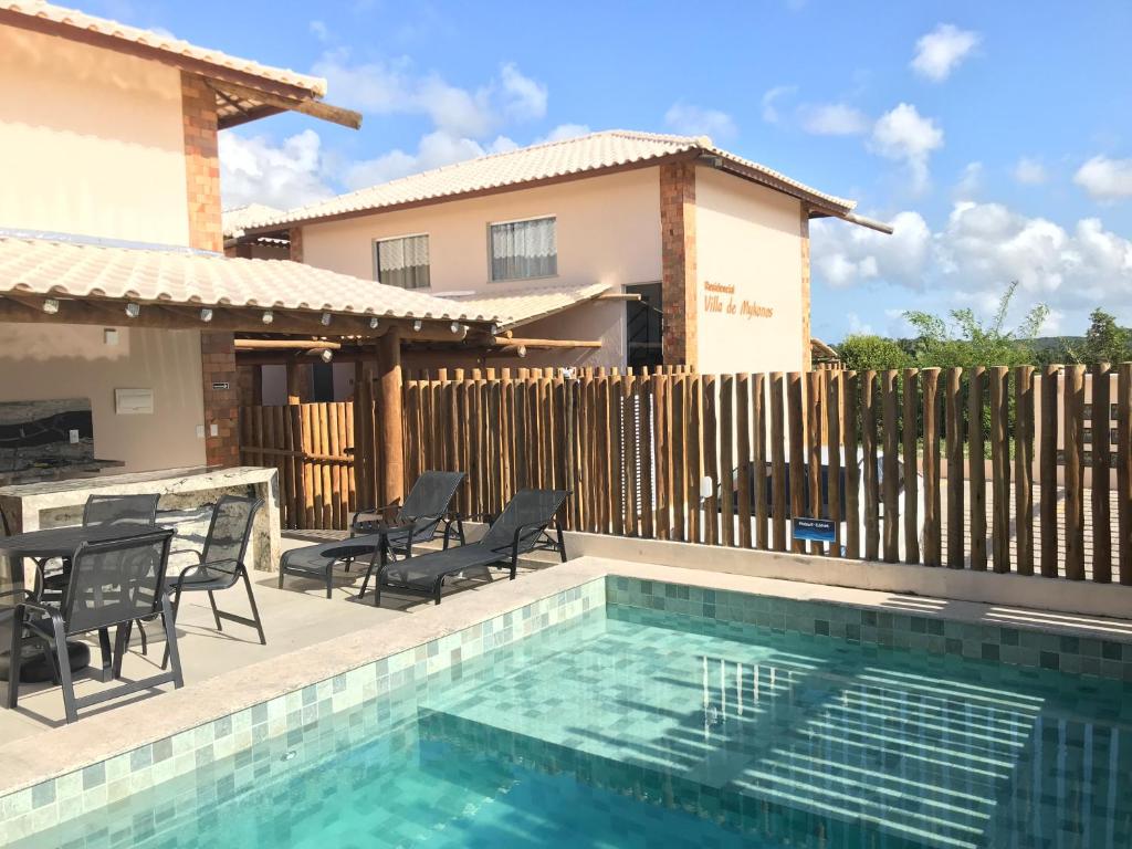 una piscina frente a una casa en Conforto e Aconchego em Imbassaí/BA en Imbassai