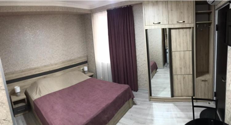 מיטה או מיטות בחדר ב-Cozy Studio in the Center of Kutaisi