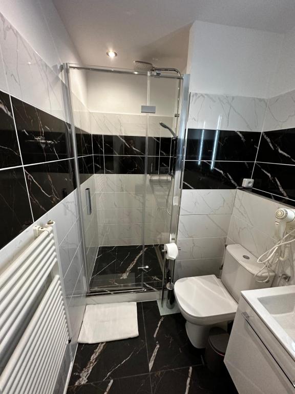 Koupelna v ubytování Horský hotel Jelenovská s bazénem v ceně