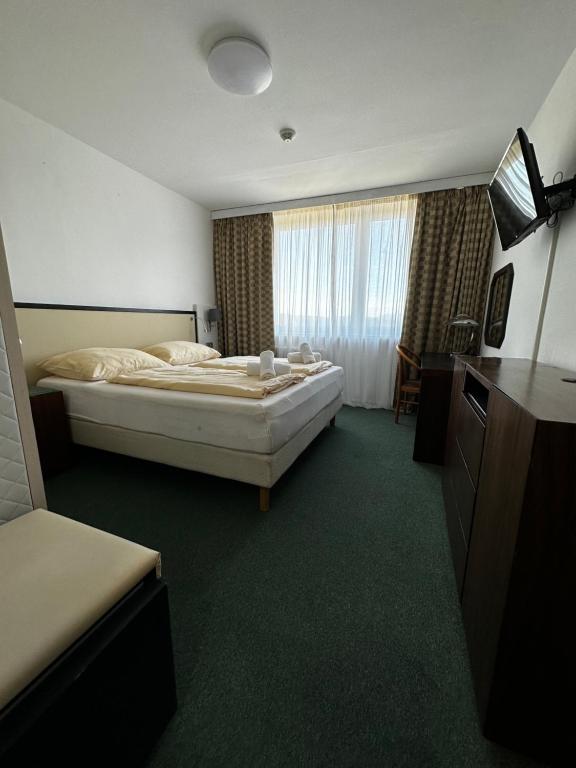 Postel nebo postele na pokoji v ubytování Horský hotel Jelenovská s bazénem v ceně