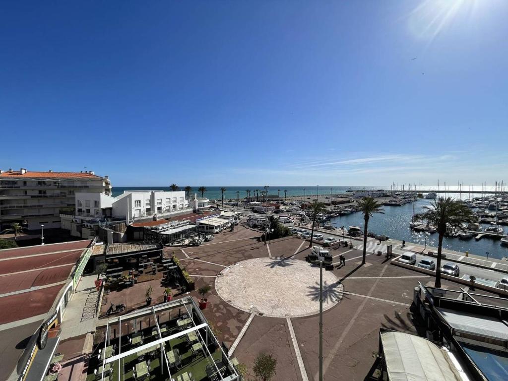 widok na miasto z portem i ocean w obiekcie Bel appartement T2 cabine avec parking, clim, proche plage et commerces, Saint-Cyprien - FR-1-106-71 w mieście Saint-Cyprien