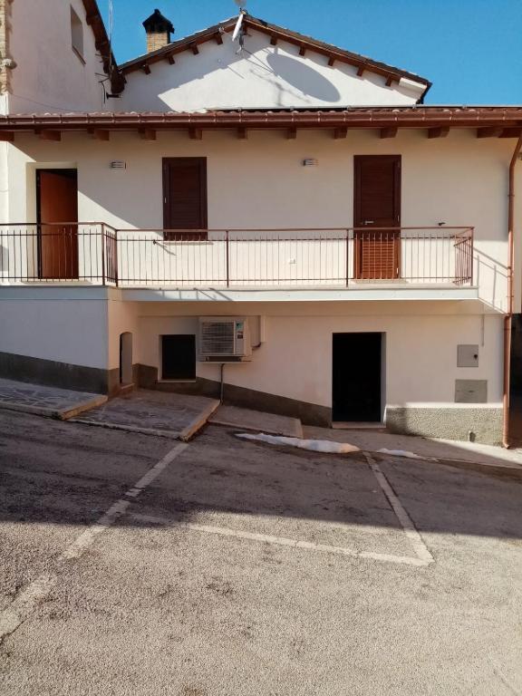 un aparcamiento vacío frente a un edificio en casa Trignano, en Isola del Gran Sasso dʼItalia
