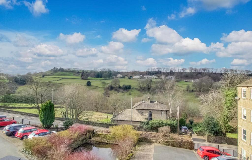 vista sulle auto parcheggiate in un parcheggio di 116 The Pond House a Holmfirth