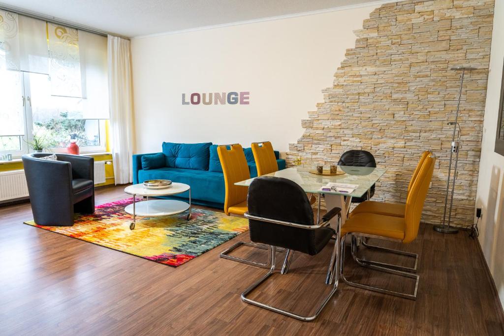 ein Wohnzimmer mit einem Tisch, Stühlen und einem Sofa in der Unterkunft Art City Studio Kassel 6/9 in Kassel