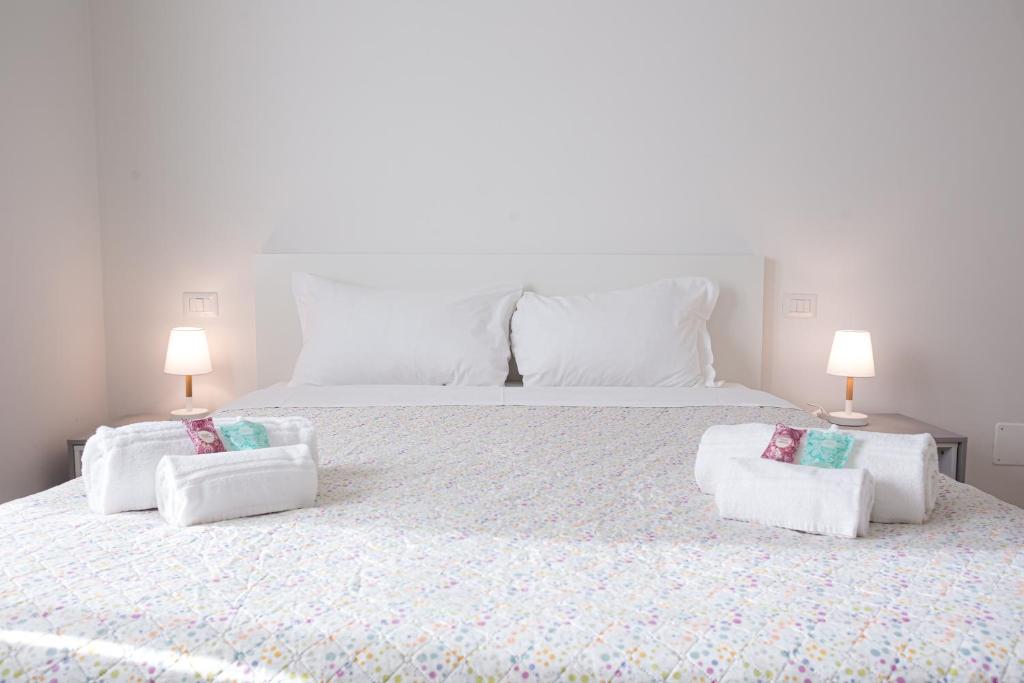 sypialnia z dużym łóżkiem z 2 lampami w obiekcie Eli Home - Royal Welcome w Weronie