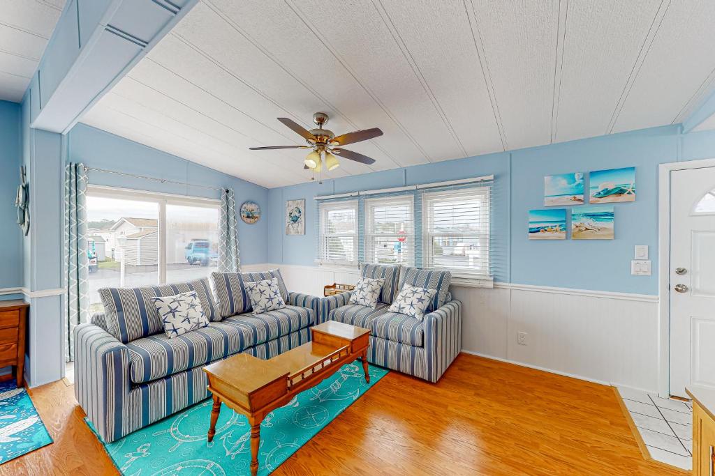 uma sala de estar com 2 sofás e uma ventoinha de tecto em Assateague Pointe ---12401 Windlass Way em Berlin