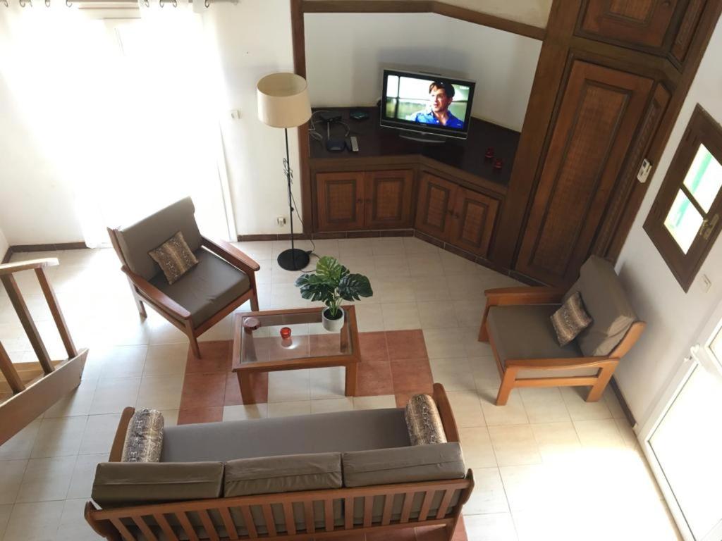 Televiisor ja/või meelelahutuskeskus majutusasutuses Saly Villa Teranga Résidence Plein Sud 1