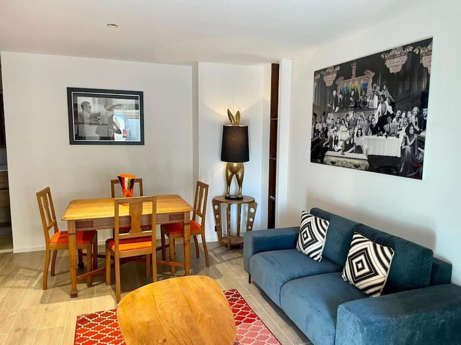 un salon avec un canapé bleu et une table dans l'établissement Superbe appartement près de la plage et du centre ville, à Saint-Tropez