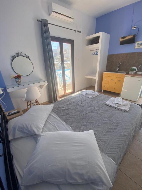Uma cama ou camas num quarto em Stella Nomikou Apartments