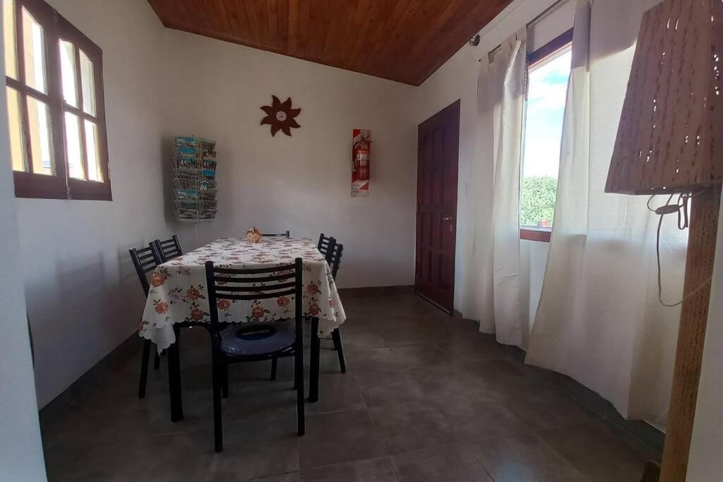 comedor con mesa, sillas y ventana en Miskysisa en Humahuaca