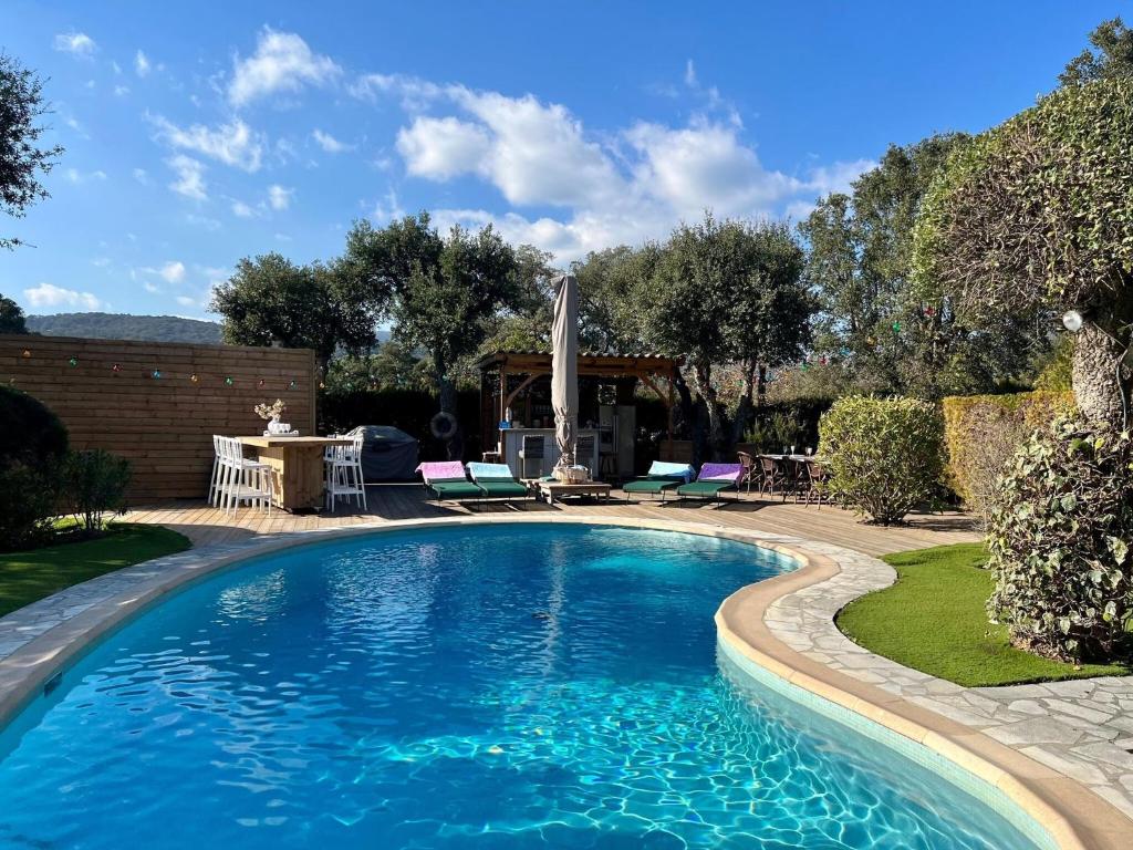 Bazén v ubytování Charming villa in Grimaud with outdoor private pool nebo v jeho okolí