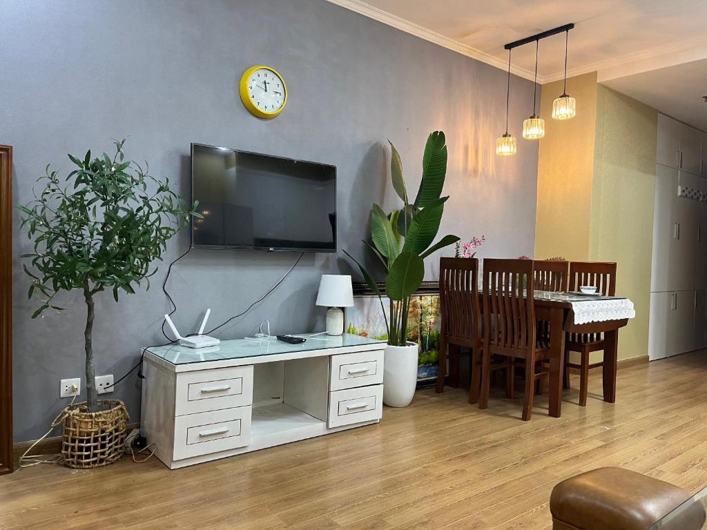 un salon avec une télévision et une salle à manger dans l'établissement Căn hộ 1 phòng ngủ Royal City, à Hanoï