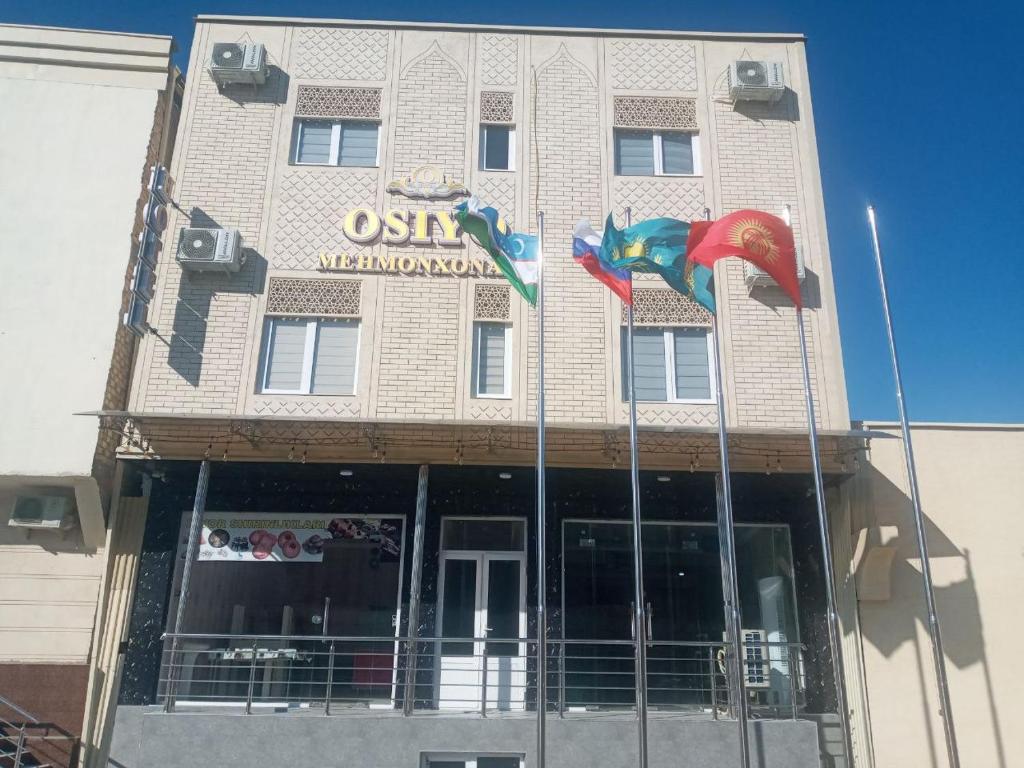 un bâtiment avec un panneau sur son côté dans l'établissement Osiyo Hotel, à Samarcande