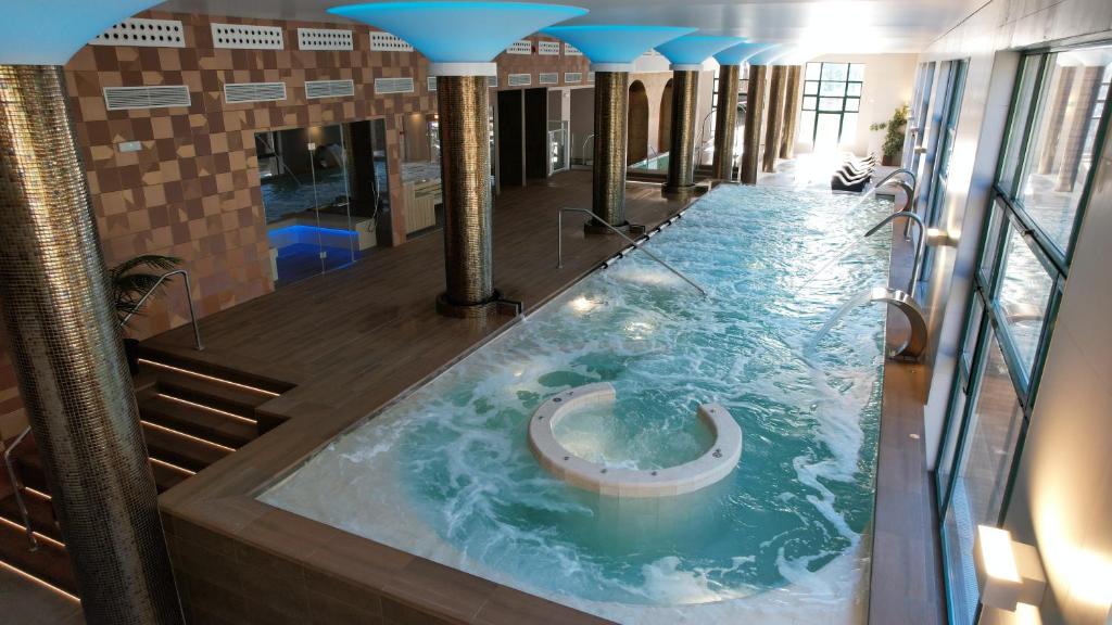 a indoor swimming pool in a building at Hotel Balneario de Lanjarón in Lanjarón