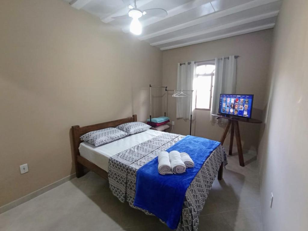 1 dormitorio con 1 cama con 2 toallas en LAGOA I - Saquarema RJ, en Saquarema