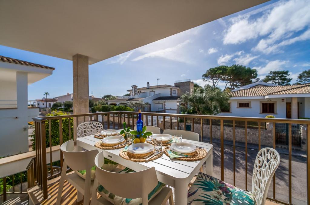 een tafel en stoelen op het balkon van een huis bij Pins 441 Derecha in Playa de Muro