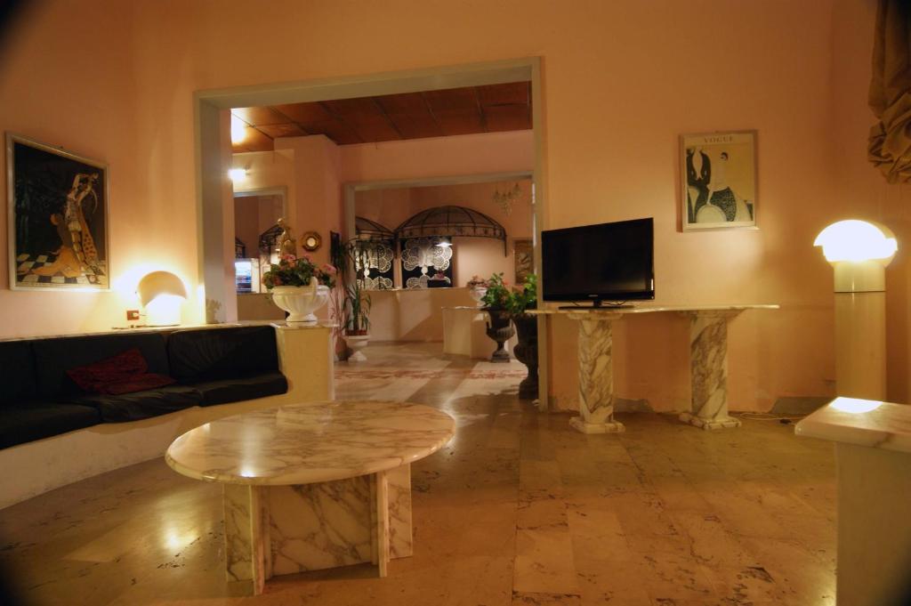 TV a/nebo společenská místnost v ubytování Hotel Liberty