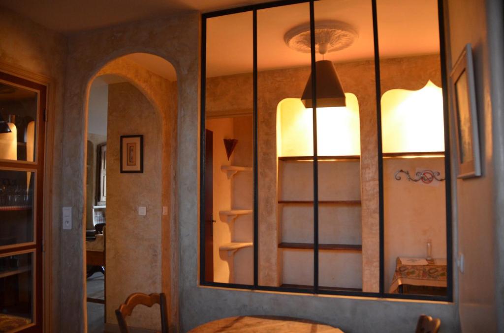 a mirror in a dining room with a table at Portman cosy in Toulon