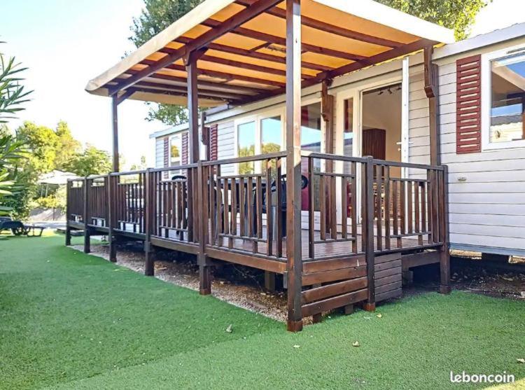 ganek domu z drewnianym tarasem w obiekcie Le Moorea Mobilhome Camping le Montourey 4 étoiles w Fréjus