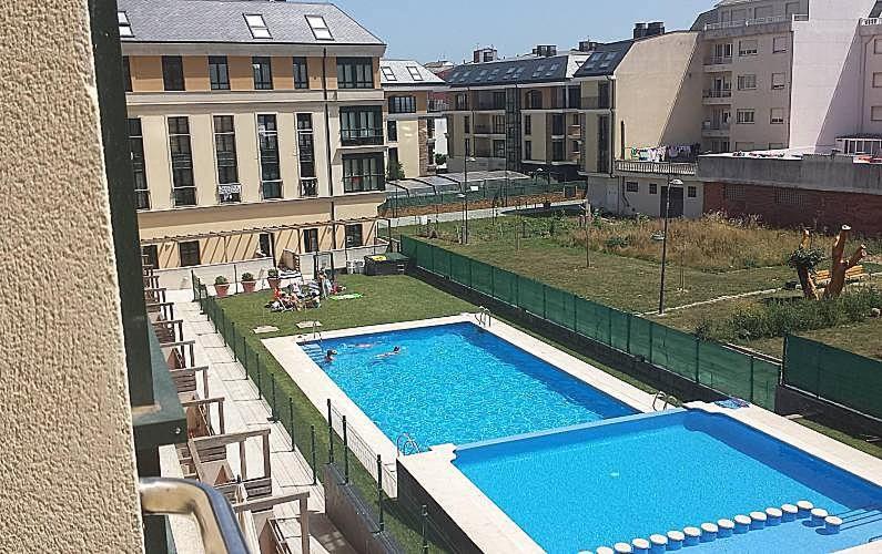 uma grande piscina no topo de um edifício em FOZ II PLAYAS em Foz