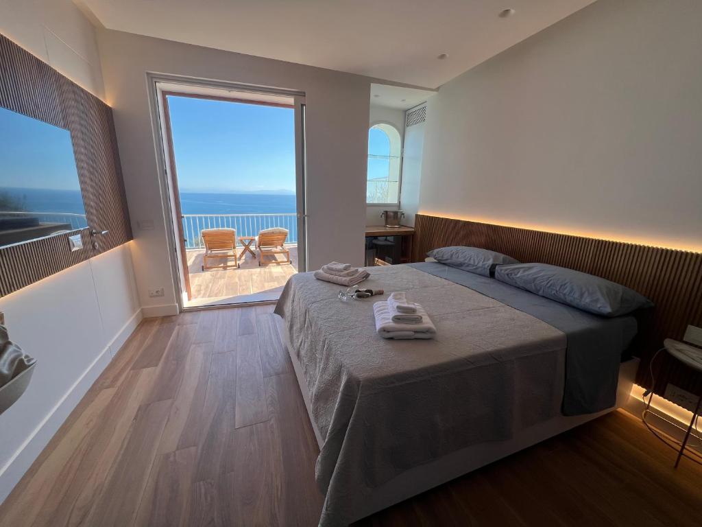 1 dormitorio con 1 cama y vistas al océano en SeaJewelsDeluxurySuite, en Amalfi