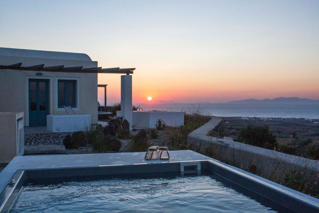 een zwembad voor een huis met zonsondergang bij Oenotheras II by Thireon in Thólos