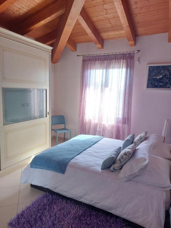 Elizabeth's House في ميراندولا: غرفة نوم بسرير كبير ونافذة