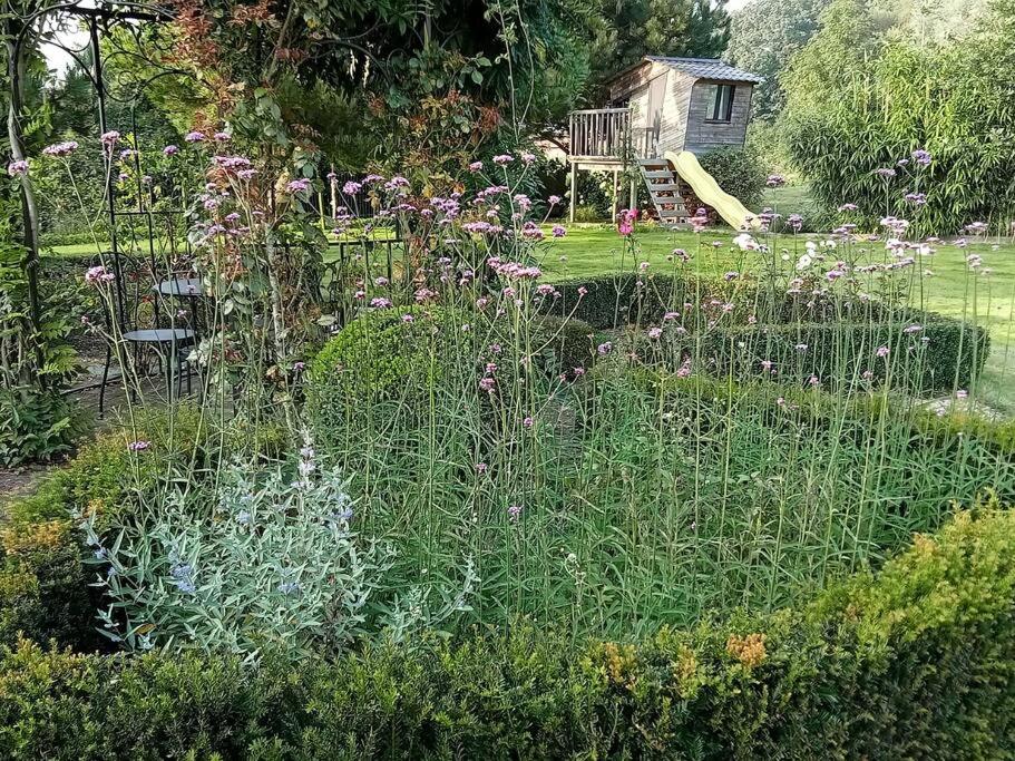 Vonkajšia záhrada v ubytovaní Le Clos des Marronniers