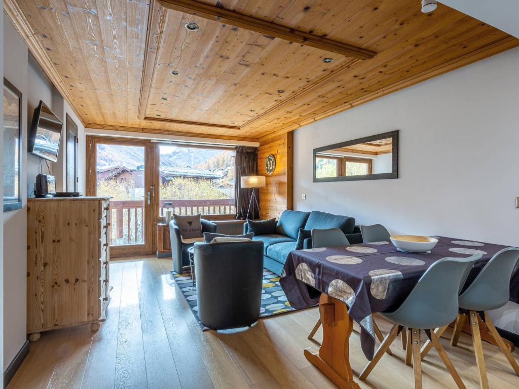un salon avec une table et un canapé dans l'établissement Appartement élégant à Val-d'Isère avec balcon, parking, wifi - FR-1-694-270, à Val dʼIsère