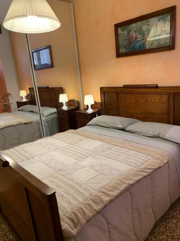 ein Hotelzimmer mit 2 Betten und einer Lampe in der Unterkunft La casa di Marty B&B in Berceto