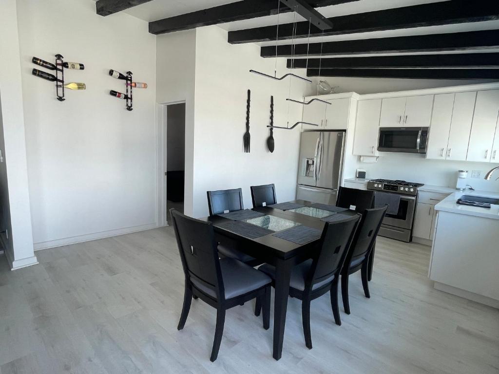 eine Küche mit Esstisch und Stühlen in der Unterkunft Ocean View, Private, Quiet in Chapultepec