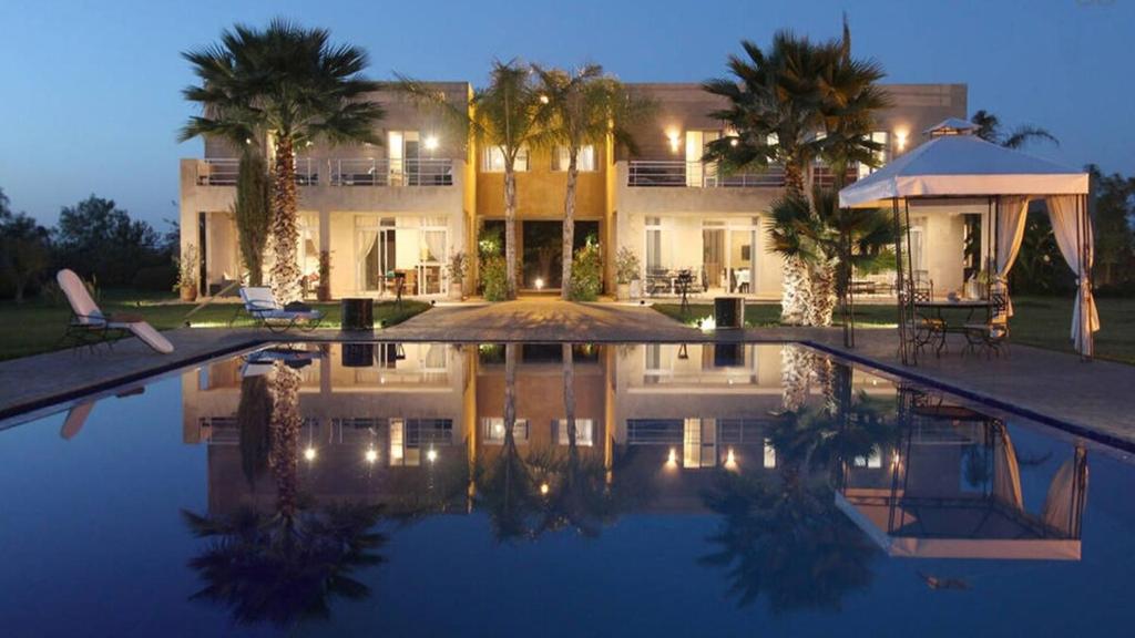 una grande casa con piscina di notte di Luxury Villa near Marrakech a Zaouia El Hedil Mamra