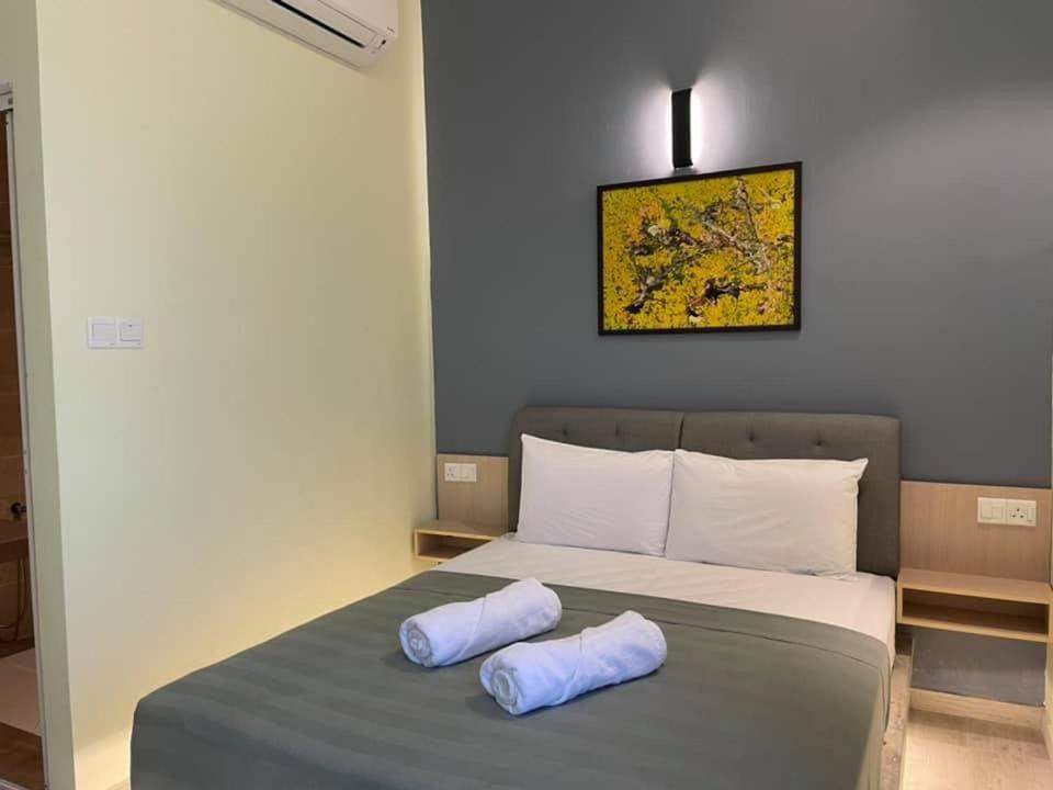 - une chambre avec un lit et 2 oreillers dans l'établissement Villa Motel Mas Guesthouse, à Batang Berjuntai