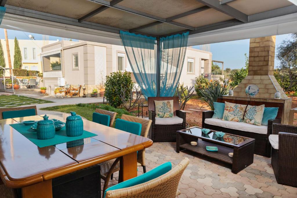 an outdoor patio with a table and chairs at Sweet Dreams in Chorafakia