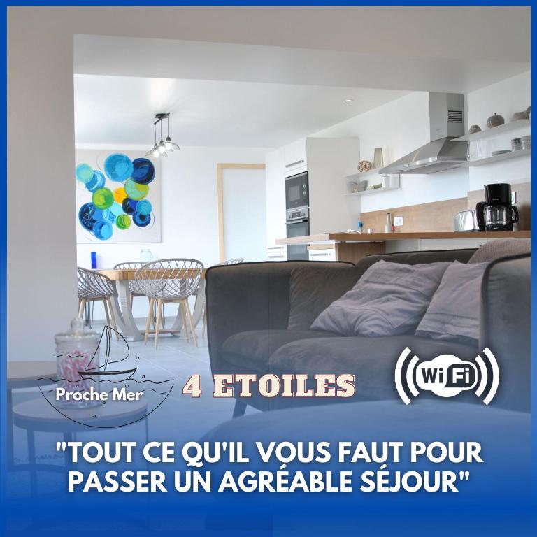 un salon avec un canapé et une table dans l'établissement Cap sur le Phare à Moguériec, à Sibiril