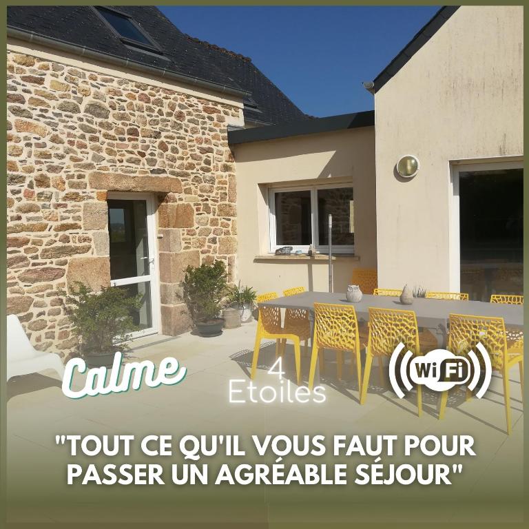 une table et des chaises devant une maison dans l'établissement Cap sur Pen ar Valy à Plougoulm, à Plougoulm