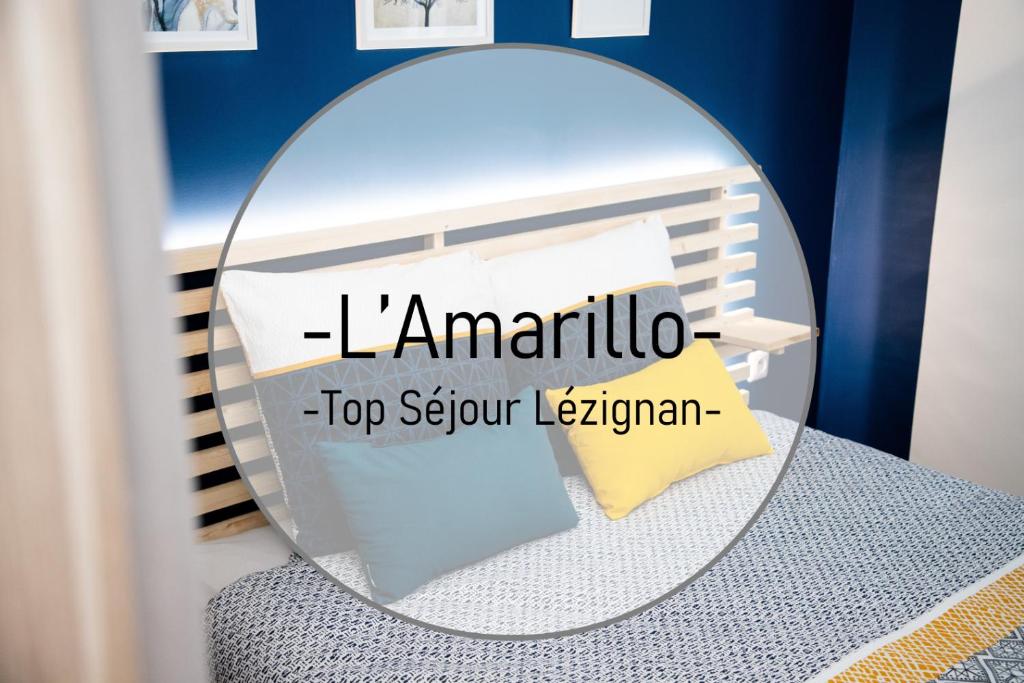 espejo en una mesa con almohadas en una habitación en L'Amarillo Clim Wifi Centre ville 4 pers, en Lézignan-Corbières
