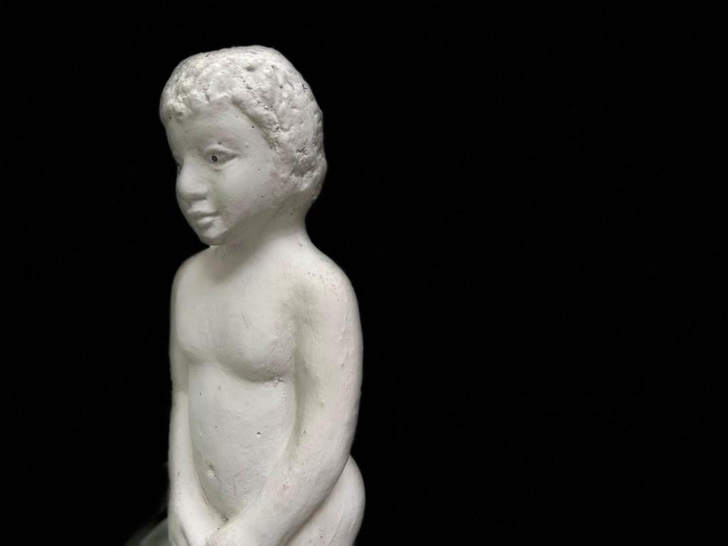 uma estátua de mármore branco de uma criança em The Lovina Place em Watumulla