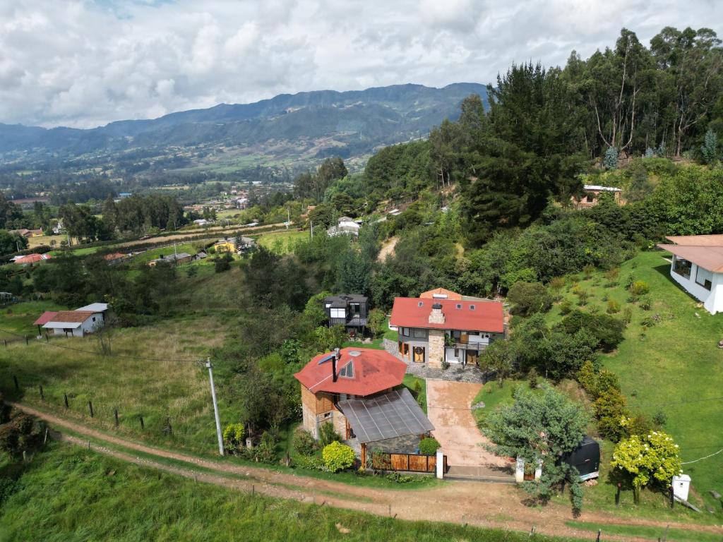 een luchtzicht op een huis op een heuvel bij El Frijolito Mágico LODGE in Tabio