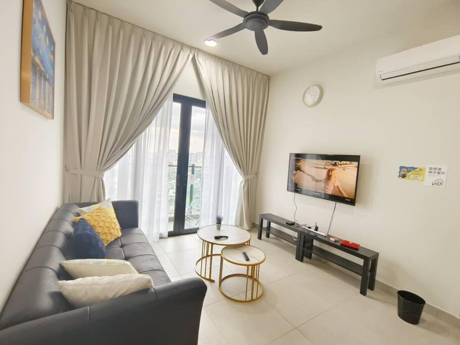 een woonkamer met een bank en een plafondventilator bij KL 8 pax Taman Desa Home Midvalley Bangsar TA17 in Kuala Lumpur
