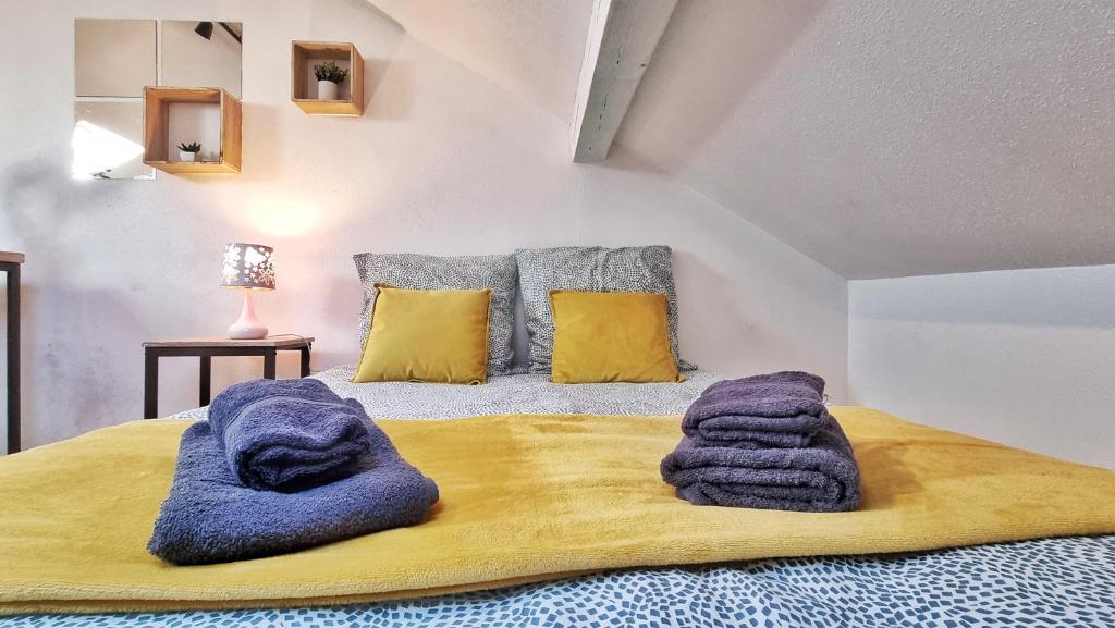 - une chambre avec un lit recouvert de couvertures violettes dans l'établissement Studio ONE - Musée Auto - Wifi - RBNB, à Mulhouse